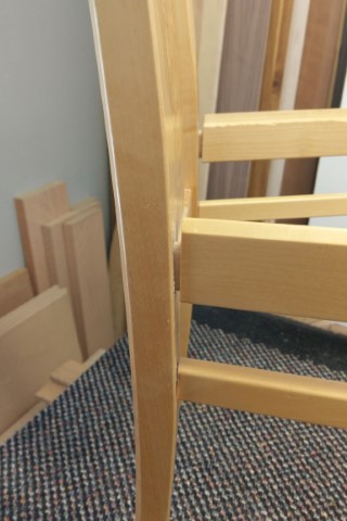 närbild av trasig stol